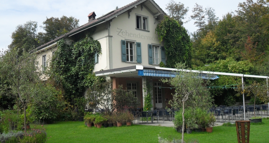 Zehendermaetteli Haus und Vorplatz 3