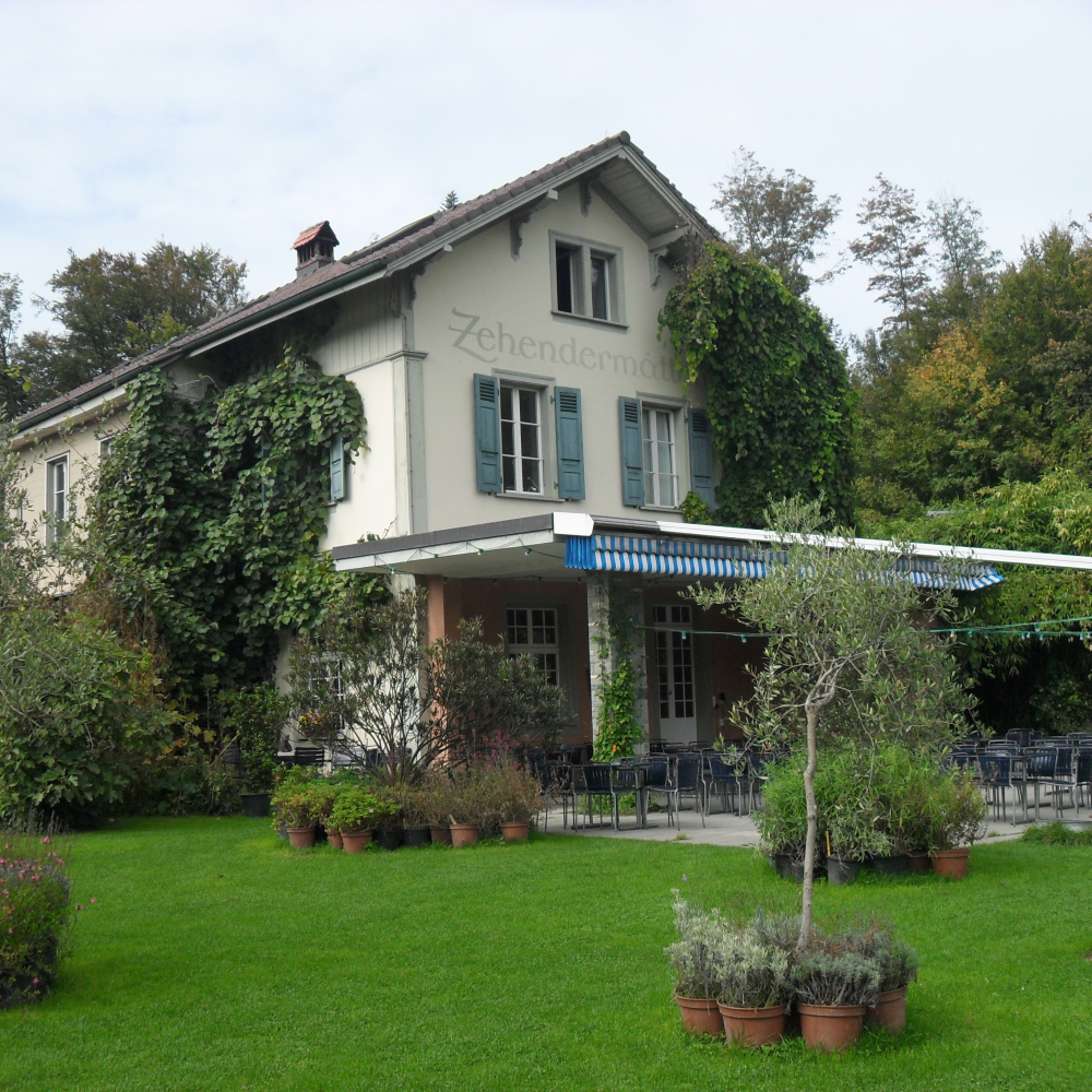 Zehendermaetteli Haus und Vorplatz 3